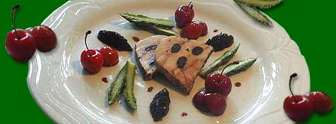 Kaninchenterrine mit Tapenade, Essigkirschen und grünem Spargel