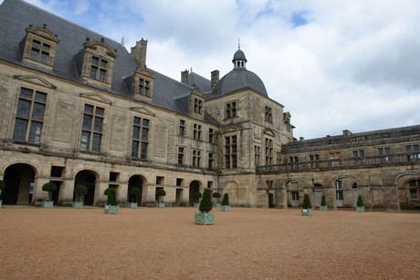 chateau-hautefort