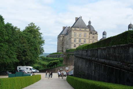 chateau-hautefort