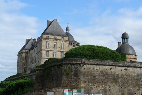 chateau-hautefort