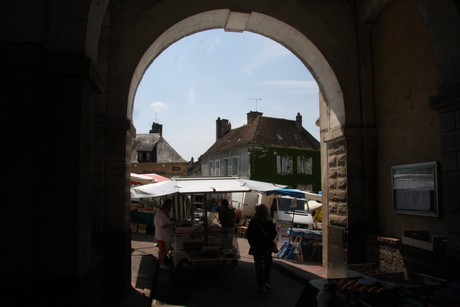 saint-sauveur-en-puisaye-markt