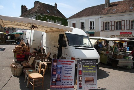 saint-sauveur-en-puisaye-markt